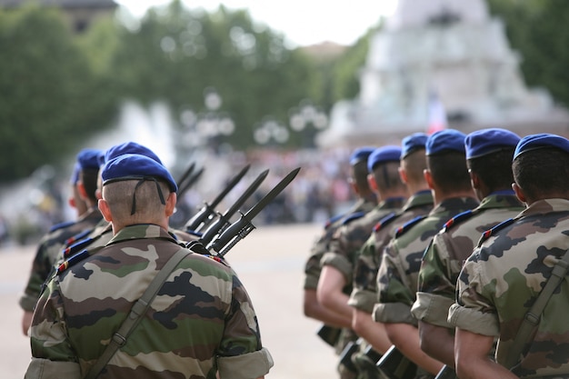 soldado de marcha armado francés