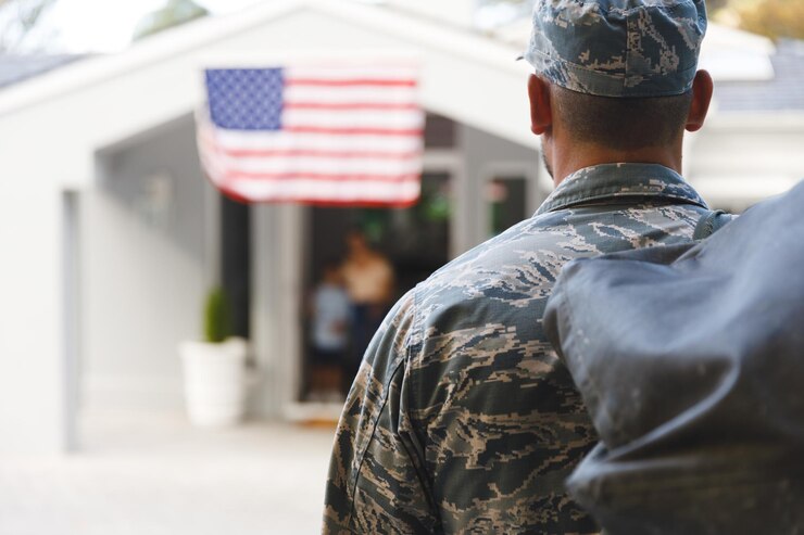 Foto soldado masculino caucasiano com filho e esposa fora de casa decorada com bandeira americana