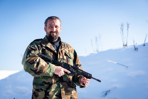 Soldado masculino em uniforme militar na foto de alta qualidade da neve do inverno