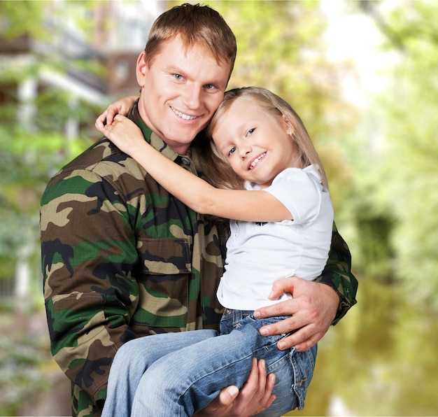 soldado militar, hombre, con, niña, en, plano de fondo