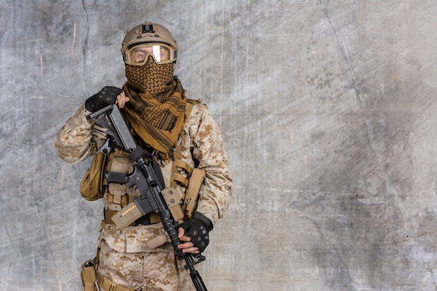 Foto soldado moderno com rifle