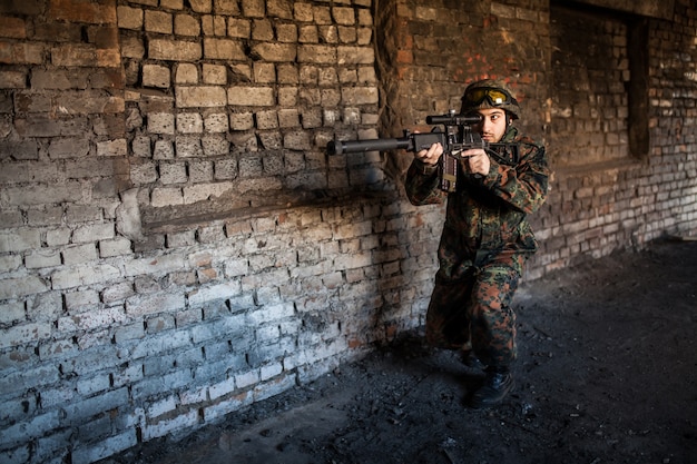 Soldado na guerra com armas