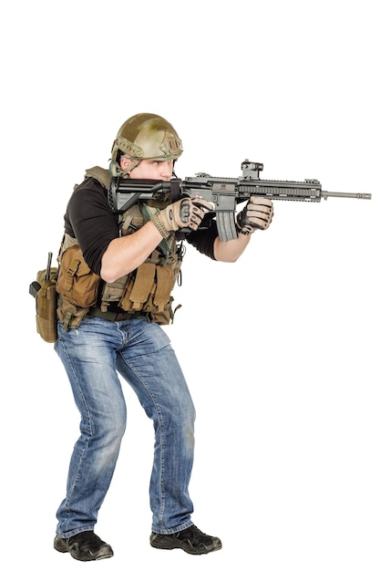 Foto soldado o contratista militar privado que sostiene la tecnología de armas del ejército de guerra de armas negras y el concepto de personas imagen sobre un fondo blanco