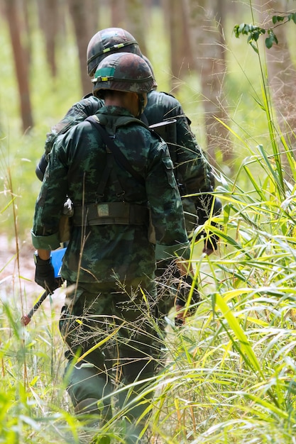 Soldado para manobra na floresta.