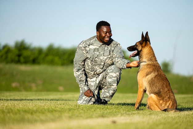 Soldado y perro militar construyendo su amistad