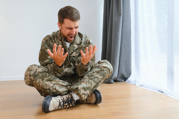 Foto soldado profesional llorando con depresión y trauma después de la guerra