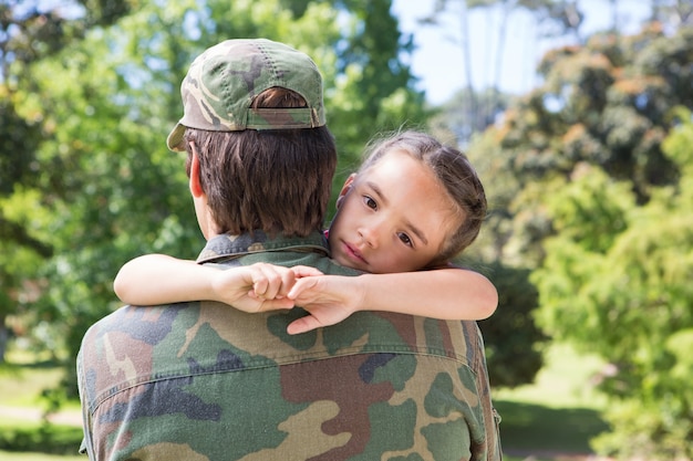 Foto soldado se reunió con su hija