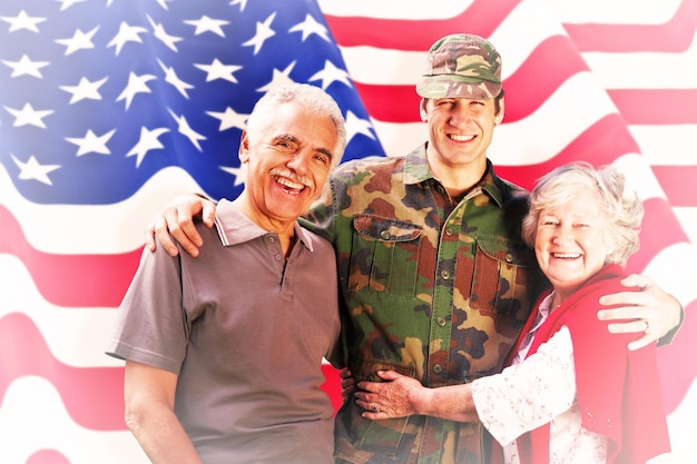 Soldado se reunió con sus padres contra la bandera estadounidense ondulada