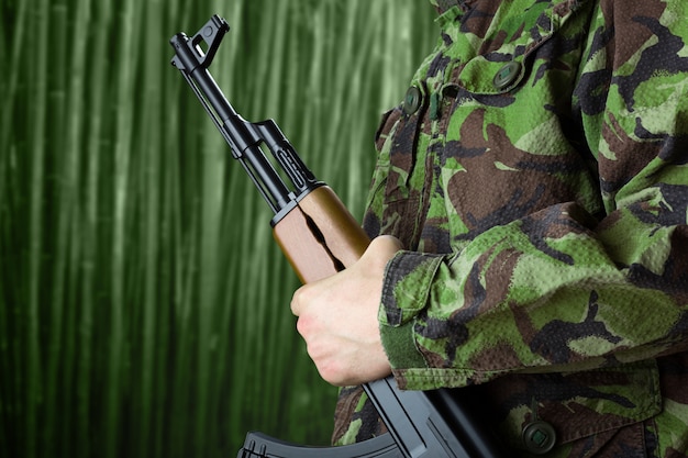 Soldado con rifle AK-47