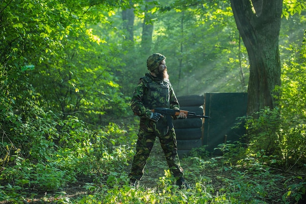 Soldado con rifle en el bosque