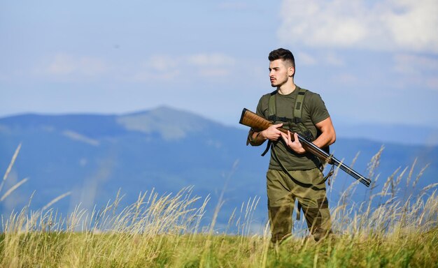 Soldado con rifle Fuerzas del Ejército Servicio Estatal de Guardia Fronteriza Protegiendo las fronteras de la patria Detenga a los inmigrantes ilegales Guarda las fronteras Hombre con arma Ropa militar en el campo