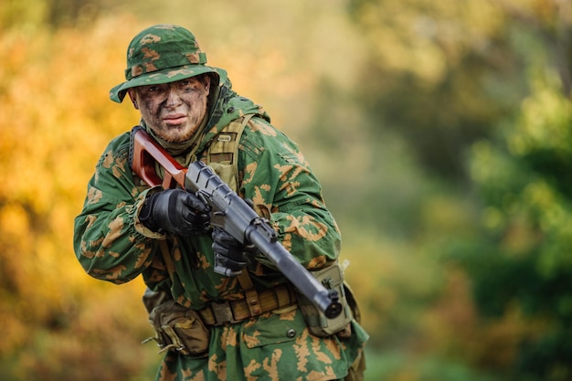 Soldado ruso en el campo de batalla con un rifle