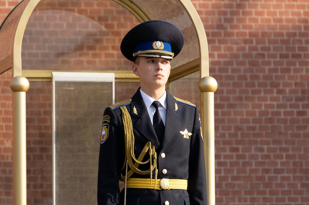 Foto soldado ruso de guardia en el kremlin de moscú