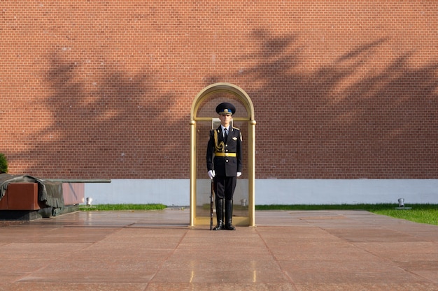 Soldado ruso de guardia en el Kremlin de Moscú