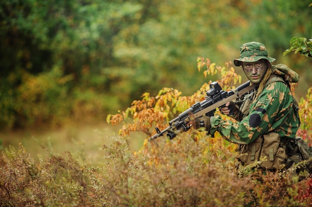 Soldado russo no campo de batalha com um rifle