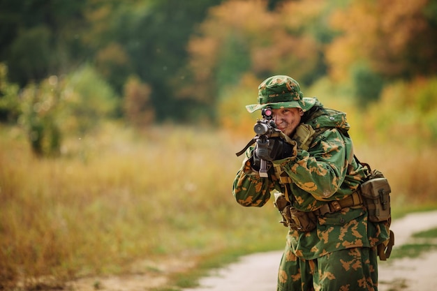 Soldado russo no campo de batalha com um rifle