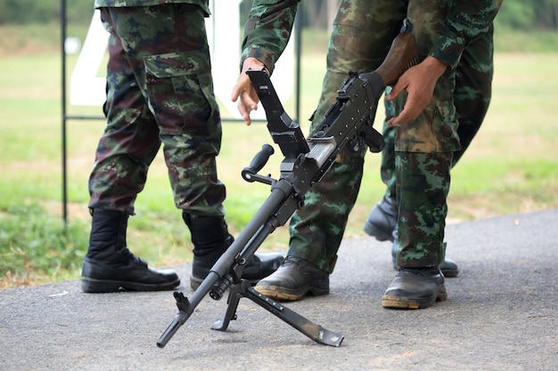 Soldado segurando uma arma.