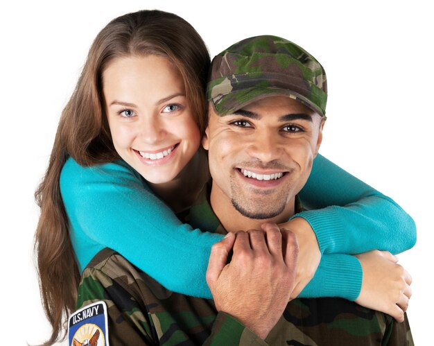 Soldado sonriente con su esposa de pie contra el fondo