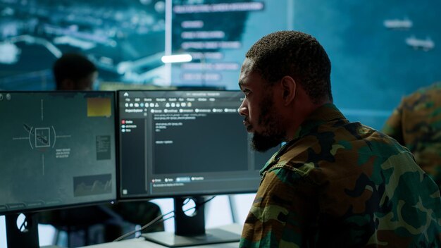 Soldado trabajando con inteligencia de IA en la computadora en la sala de control