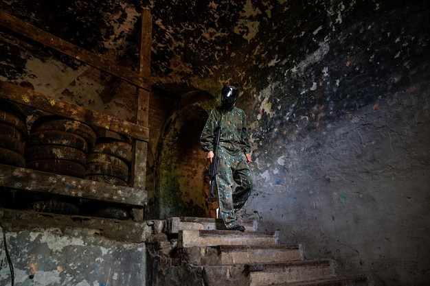 Soldado treinando enquanto joga paintball na fortaleza