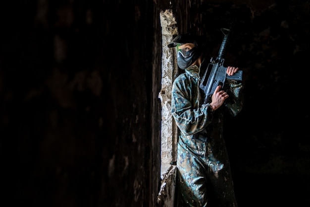 Soldado treinando jogando paintball na fortaleza