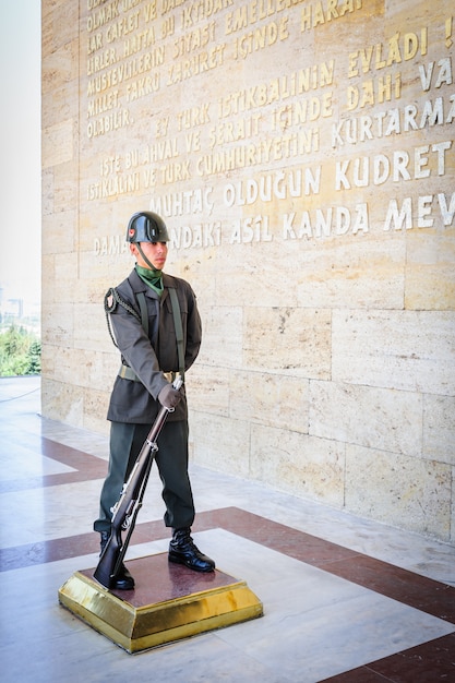 Soldado turco en la entrada del mausoleo de Ataturk.