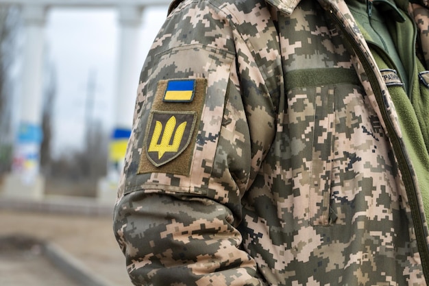 Soldado ucraniano Bandera escudo de armas tridente en un uniforme militar Fuerzas Armadas de Ucrania AFU