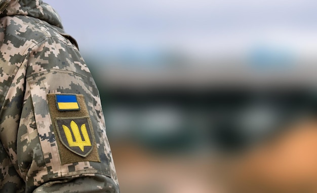 Soldado ucraniano Bandera escudo de armas tridente en un uniforme militar Fuerzas Armadas de Ucrania AFU