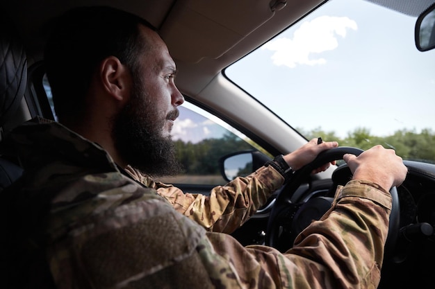 Soldado ucraniano dirige carro civil focado na estrada