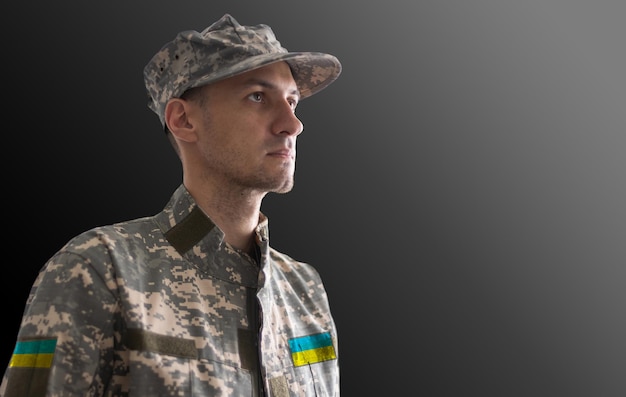 Soldado ucraniano Ucraniano en el ejército Bandera ucraniana en uniforme militar Tropas de Ucrania