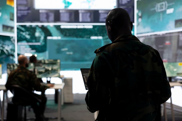 Soldado de la unidad de infantería recopilando inteligencia para la misión de campo