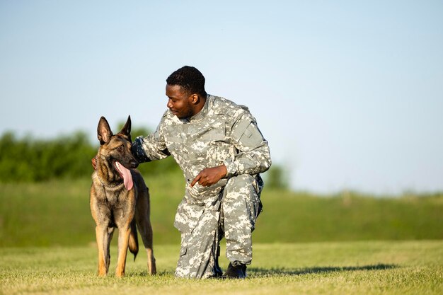 Soldado uniéndose a su mejor amigo perro militar