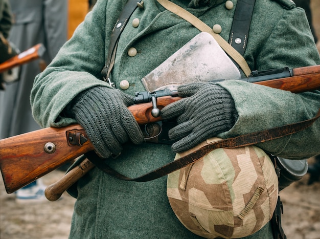 Foto soldado en uniforme de invierno con un rifle en las manos.