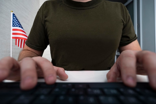 un soldado con uniforme militar está sentado en un centro informático para operaciones psicológicas militares especiales de EE.UU. El concepto de guerra de información