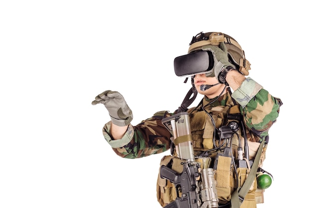 Soldado usando óculos de realidade virtual