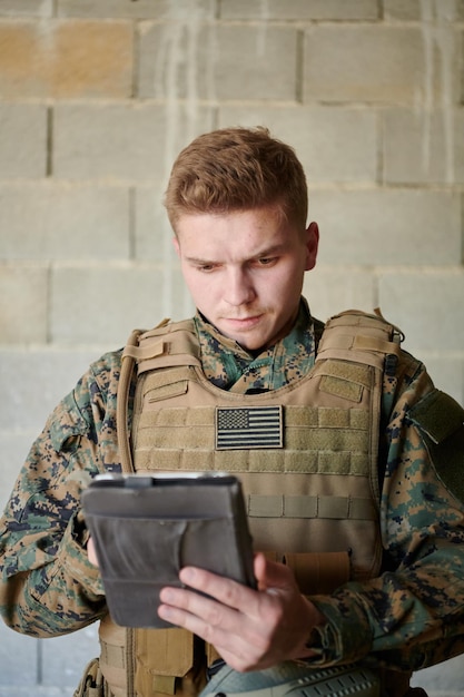 Foto soldado usando una tableta