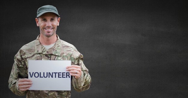 Soldado voluntario contra la pared gris