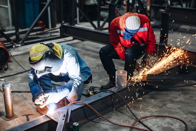 Foto soldador de acero metálico para trabajadores masculinos es parte de la estructura de la viga