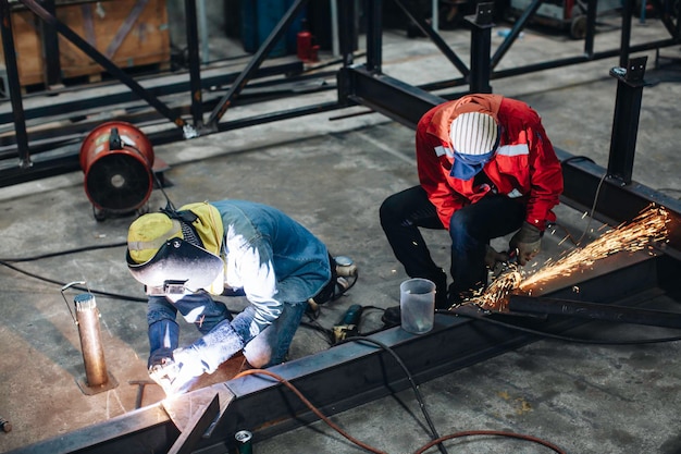 Soldador de acero metálico para trabajadores masculinos es parte de la estructura de la viga