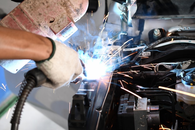 Soldador de hombres parte automotriz - taller de reparación de carrocería