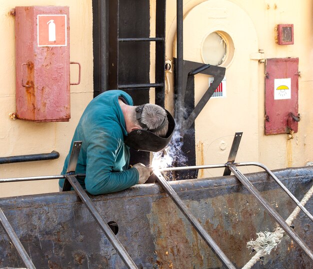 Un soldador trabajando en un barco de reparación en Kamchatka