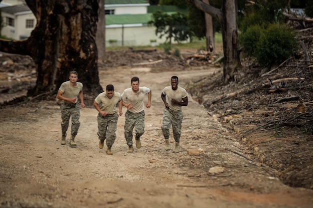 Foto soldados corriendo