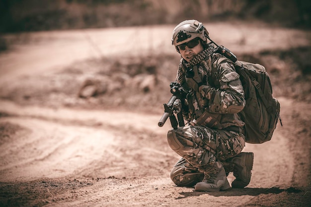 Soldados das forças especiais em guerras no desertopovo da tailândiasoldado do exército patrulhou a linha de frente