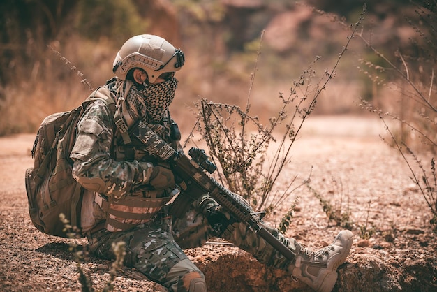 Soldados das forças especiais em guerras no desertoPovo da TailândiaSoldado do exército Patrulhou a linha de frente