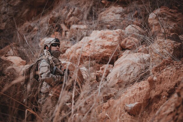 Soldados das forças especiais em guerras no desertopovo da tailândiasoldado do exército patrulhou a linha de frente