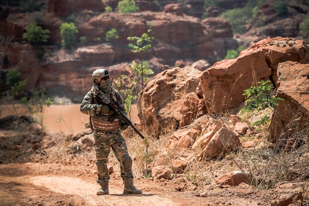 Soldados das forças especiais em guerras no desertopovo da tailândiasoldado do exército patrulhou a linha de frentechamando reforços