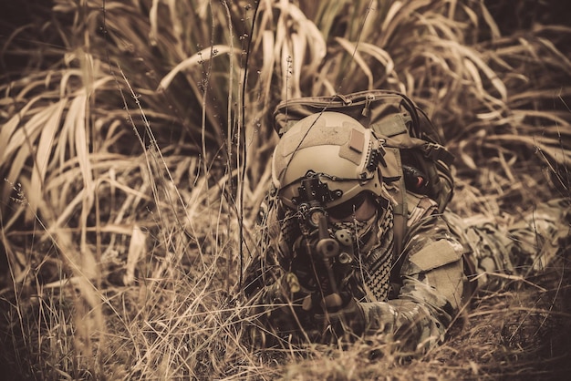 Soldados das forças especiais em guerras no desertoTailândia povoSoldado do exército