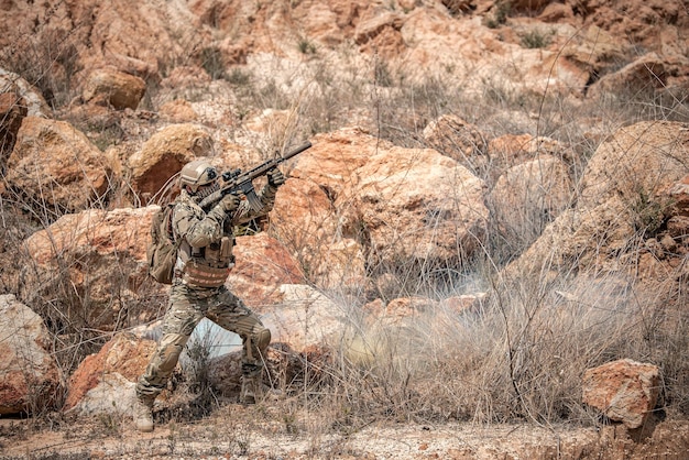 Soldados das forças especiais em guerras no desertoTailândia povoSoldado do exército