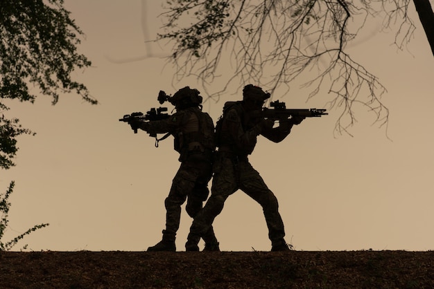 Foto soldados de ação de silhueta