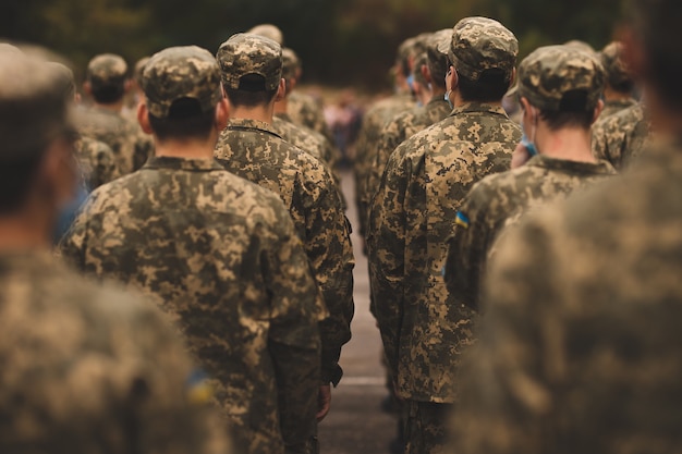 Soldados en un desfile militar El soldado saluda Una compañía de soldados en formación